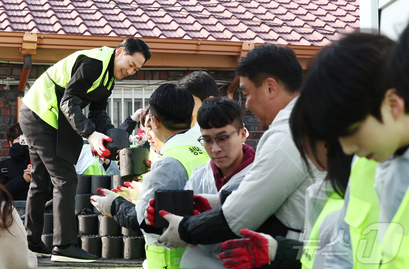 본문 이미지 - 장동혁 국민의힘 대표가 17일 오전 경기 고양시 화전마을에서 청년들과 따뜻한 겨울나기 연탄 배달 봉사활동을 하고 있다. 오른쪽은 이동환 고양시장. 2025.12.17/뉴스1 ⓒ News1 김민지 기자