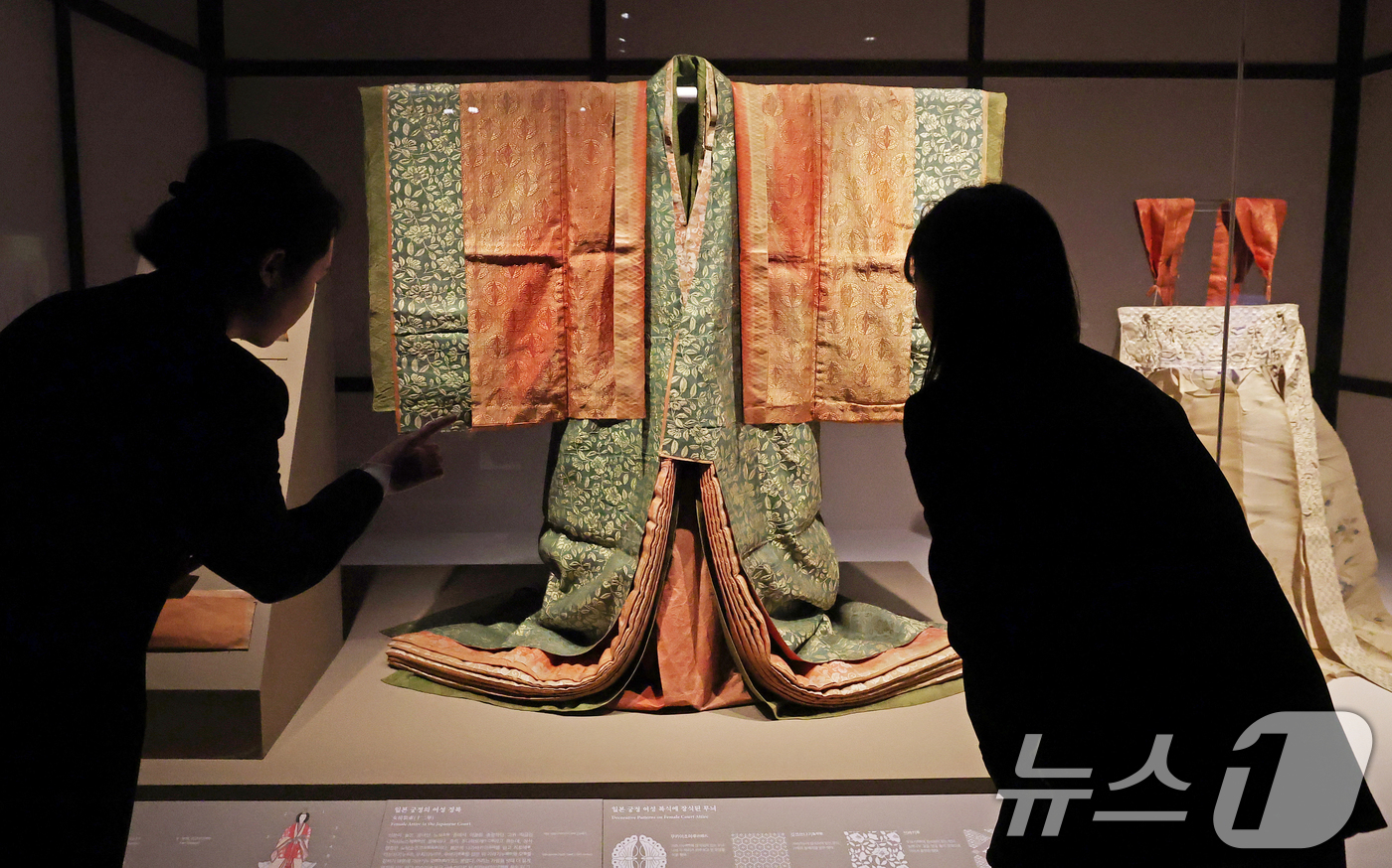 (서울=뉴스1) 오대일 기자 = 17일 서울 종로구 국립고궁박물관에서 열린 '천년을 흘러온 시간: 일본의 궁정문화' 개막 언론공개회에서 방문객들이 에도시대 일본 궁정의 여성 복식을 …