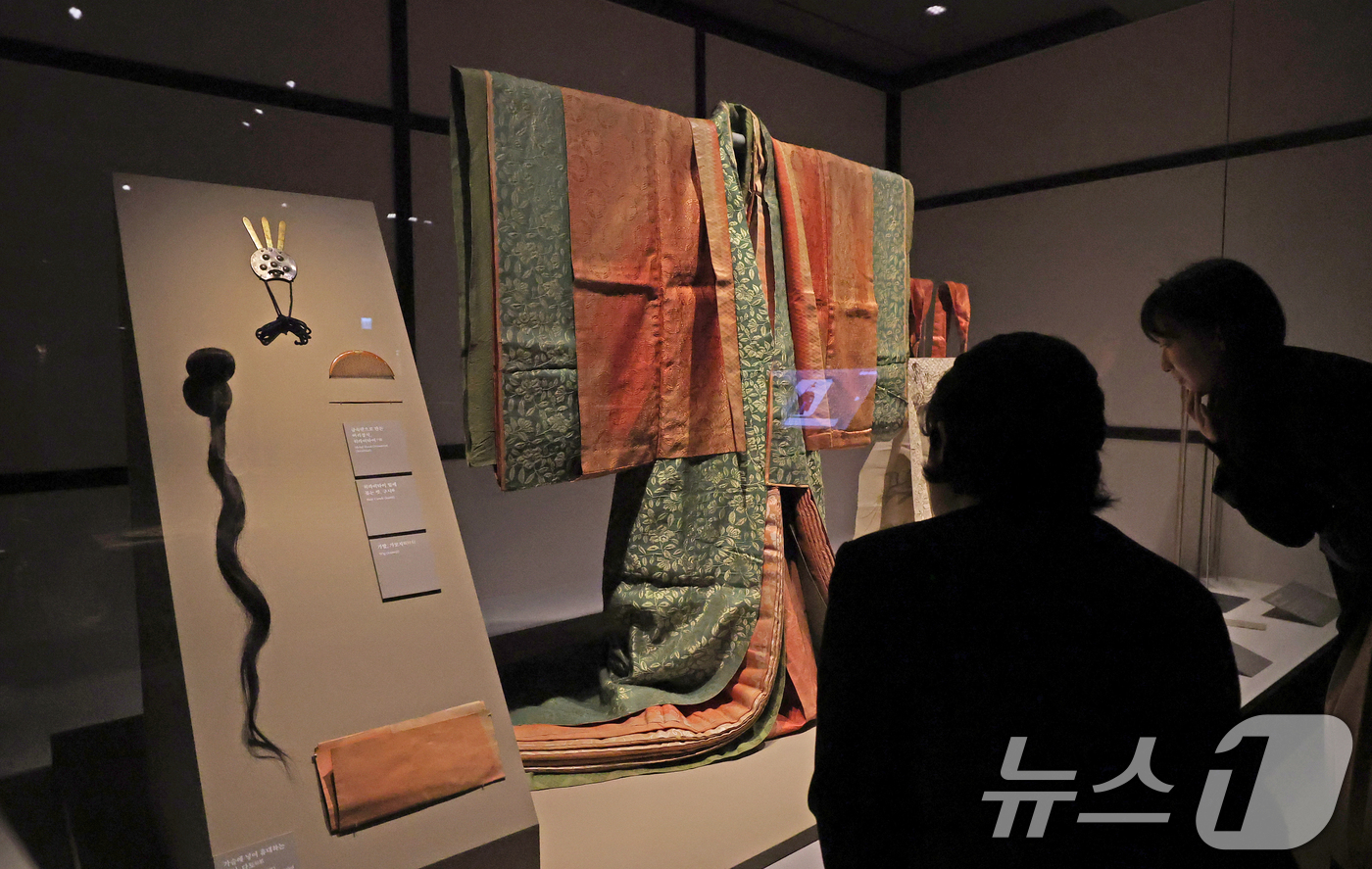 (서울=뉴스1) 오대일 기자 = 17일 서울 종로구 국립고궁박물관에서 열린 '천년을 흘러온 시간: 일본의 궁정문화' 개막 언론공개회에서 방문객들이 에도시대 일본 궁정의 여성 복식을 …