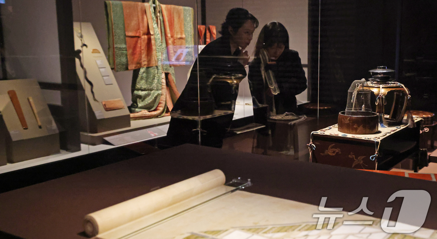 (서울=뉴스1) 오대일 기자 = 17일 서울 종로구 국립고궁박물관에서 열린 '천년을 흘러온 시간: 일본의 궁정문화' 개막 언론공개회에서 방문객들이 에도시대 후비들의 거처인 히교샤에 …