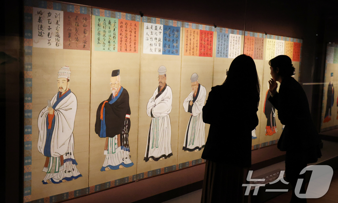 (서울=뉴스1) 오대일 기자 = 17일 서울 종로구 국립고궁박물관에서 열린 '천년을 흘러온 시간: 일본의 궁정문화' 개막 언론공개회에서 방문객들이 에도시대 일본 궁정 정전을 장식한 …