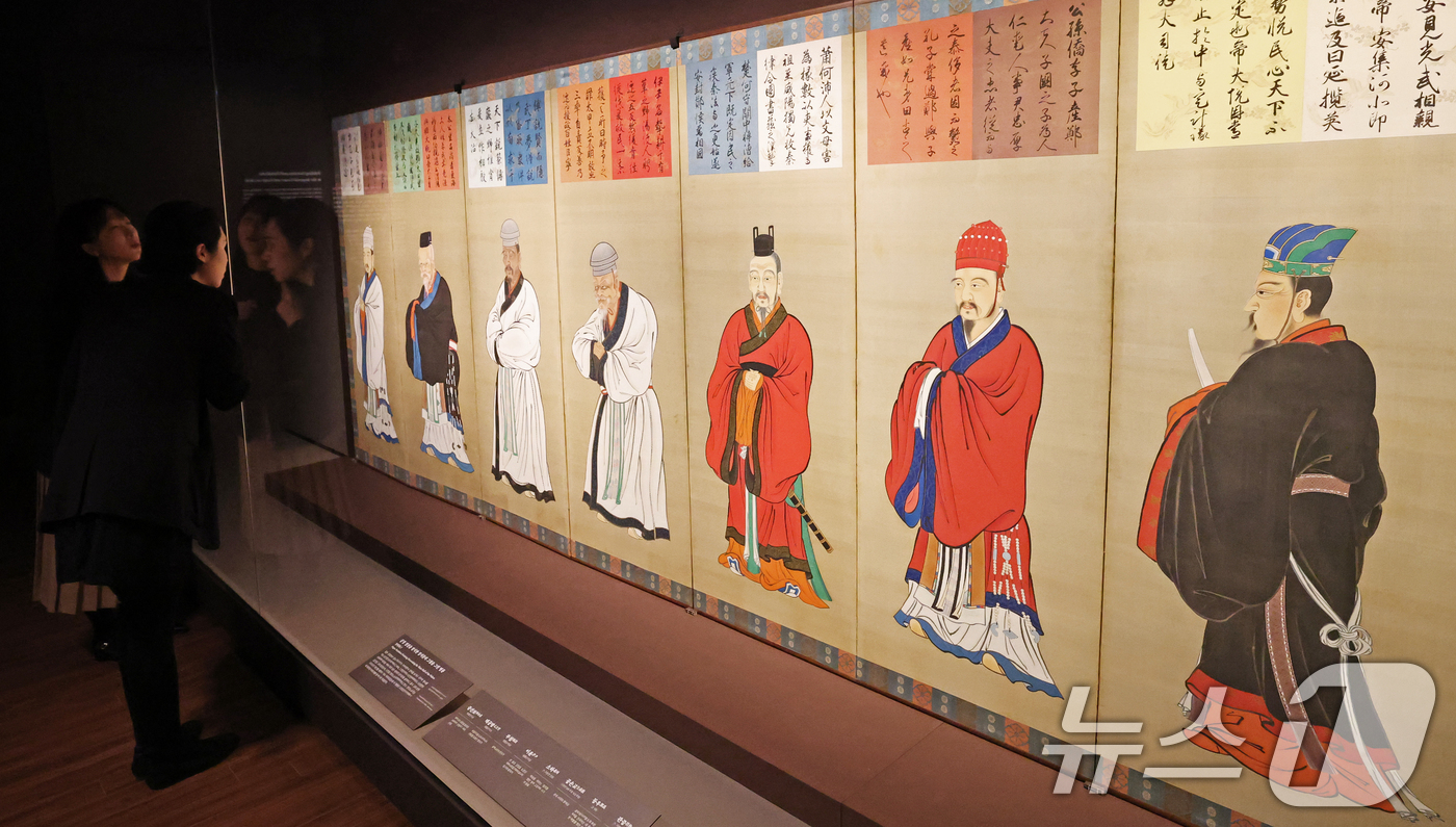 (서울=뉴스1) 오대일 기자 = 17일 서울 종로구 국립고궁박물관에서 열린 '천년을 흘러온 시간: 일본의 궁정문화' 개막 언론공개회에서 방문객들이 에도시대 일본 궁정 정전을 장식한 …