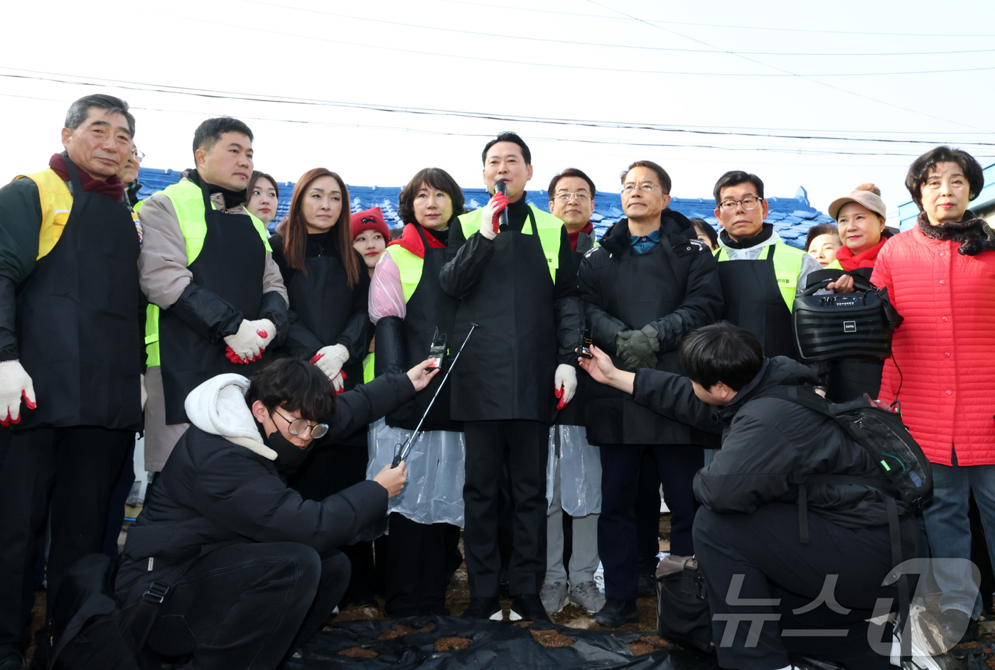 (고양=뉴스1) 김민지 기자 = 장동혁 국민의힘 대표가 17일 오전 경기 고양시 화전마을에서 따뜻한 겨울나기 연탄 배달 봉사에 앞서 인사말을 하고 있다. (공동취재) 2025.12 …