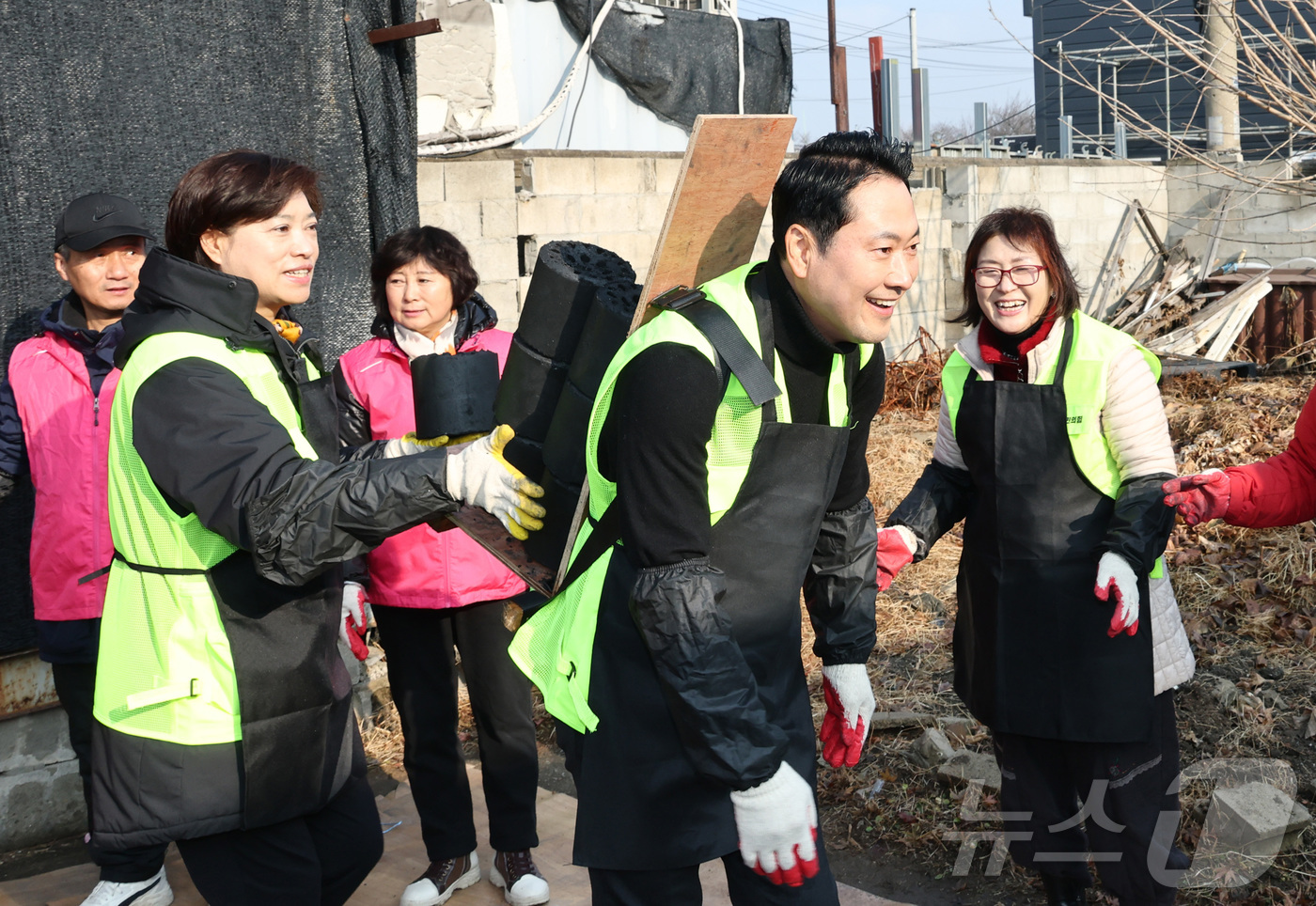 (고양=뉴스1) 김민지 기자 = 장동혁 국민의힘 대표가 17일 오전 경기 고양시 화전마을에서 따뜻한 겨울나기 연탄 배달 봉사를 하고 있다. (공동취재) 2025.12.17/뉴스1