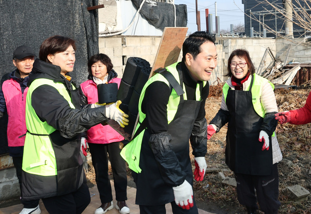 연탄봉사 활동 나선 장동혁 대표