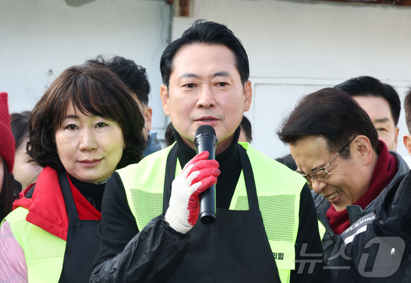 (고양=뉴스1) 김민지 기자 = 장동혁 국민의힘 대표가 17일 오전 경기 고양시 화전마을에서 따뜻한 겨울나기 연탄 배달 봉사에 앞서 인사말을 하고 있다. (공동취재) 2025.12 …