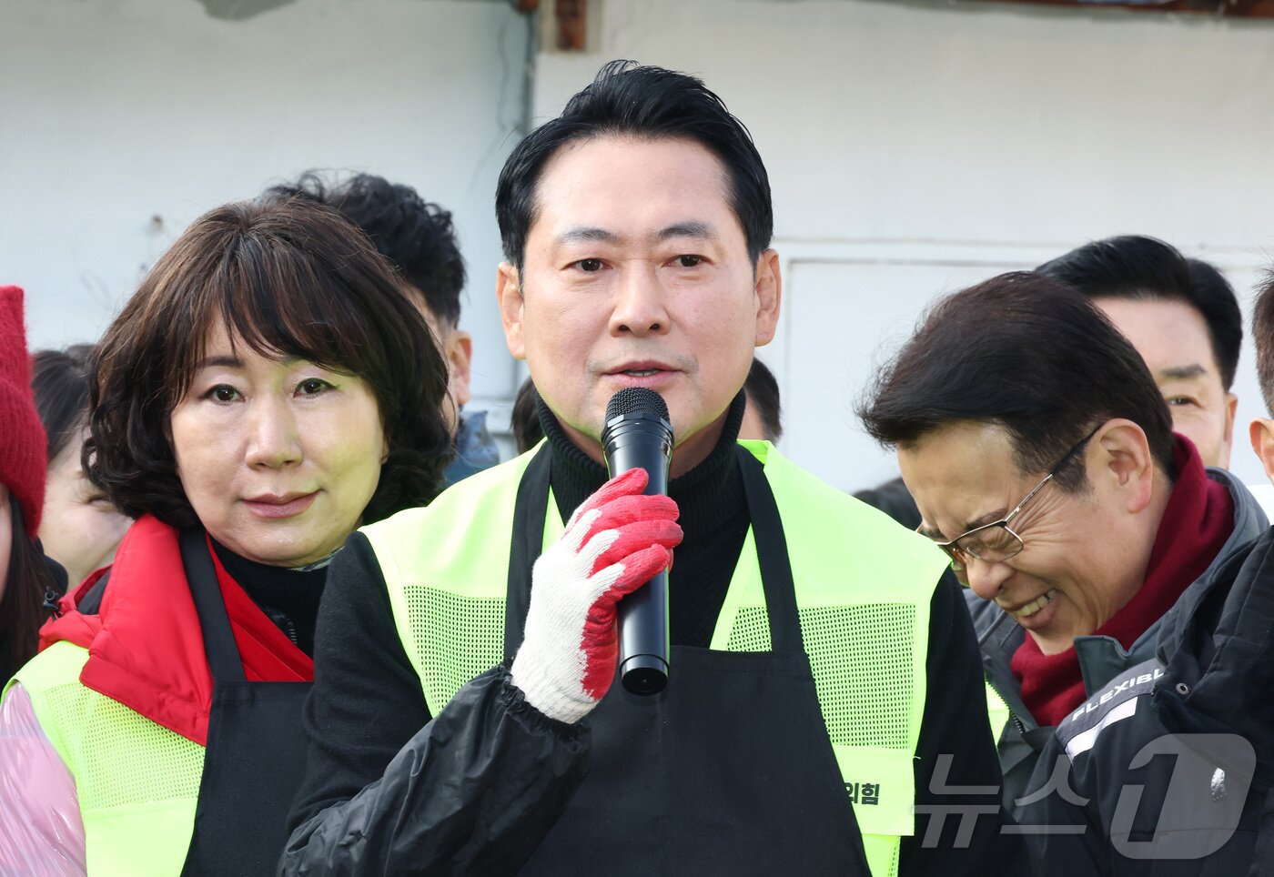 본문 이미지 - 장동혁 국민의힘 대표가 17일 오전 경기 고양시 화전마을에서 따뜻한 겨울나기 연탄 배달 봉사에 앞서 인사말을 하고 있다. (공동취재) 2025.12.17/뉴스1 ⓒ News1 김민지 기자