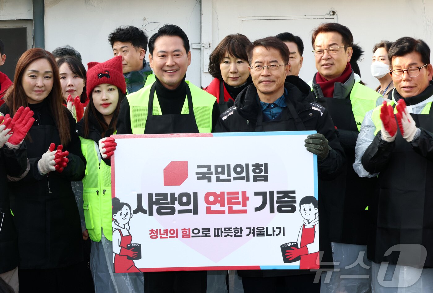 본문 이미지 - 장동혁 국민의힘 대표가 17일 오전 경기 고양시 화전마을에서 따뜻한 겨울나기 연탄 배달 봉사에 앞서 연탄 기증을 하고 있다. (공동취재) 2025.12.17/뉴스1 ⓒ News1 김민지 기자
