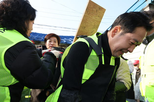 연탄봉사 활동 나선 장동혁 대표