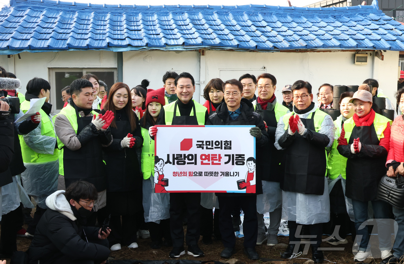 (고양=뉴스1) 김민지 기자 = 장동혁 국민의힘 대표가 17일 오전 경기 고양시 화전마을에서 따뜻한 겨울나기 연탄 배달 봉사에 앞서 연탄 기증을 하고 있다. (공동취재) 2025. …