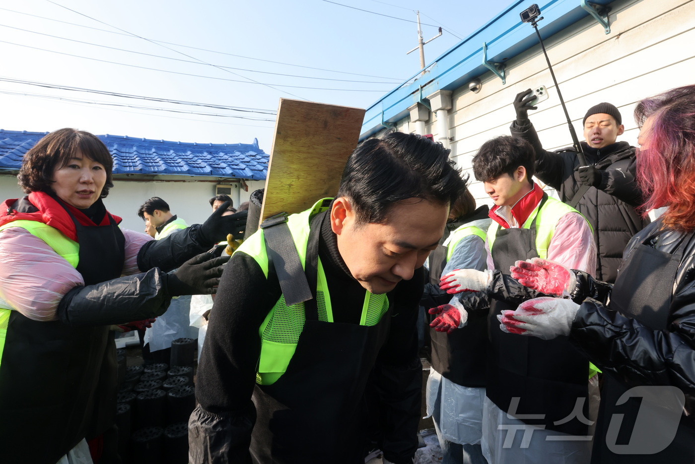 (고양=뉴스1) 김민지 기자 = 장동혁 국민의힘 대표가 17일 오전 경기 고양시 화전마을에서 따뜻한 겨울나기 연탄 배달 봉사를 하고 있다. (공동취재) 2025.12.17/뉴스1