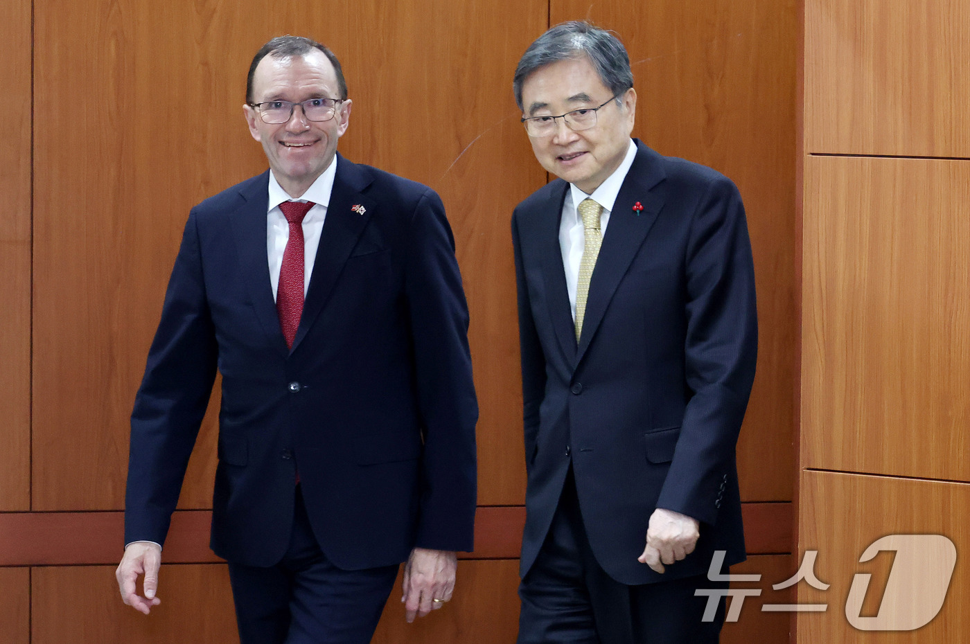 (서울=뉴스1) 임세영 기자 = 조현 외교부 장관과 에스펜 바르트 아이데(Espen Barth Eide) 노르웨이 외교장관이 17일 서울 종로구 외교부 청사에서 열린 한-노르웨이 …