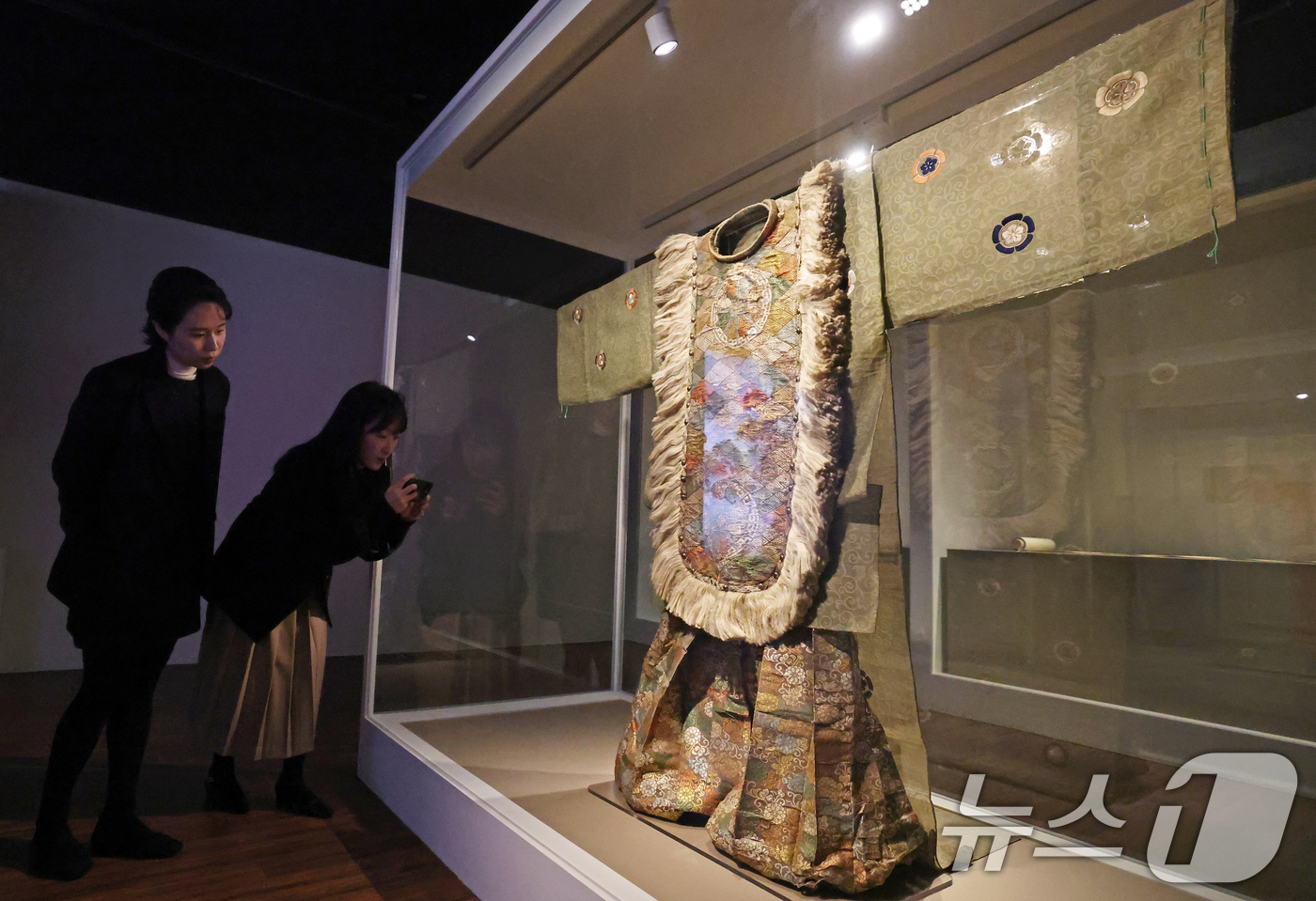 (서울=뉴스1) 오대일 기자 = 17일 서울 종로구 국립고궁박물관에서 열린 '천년을 흘러온 시간: 일본의 궁정문화' 개막 언론공개회에서 방문객들이 일본 궁정 무용 '귀덕'의 복식을 …