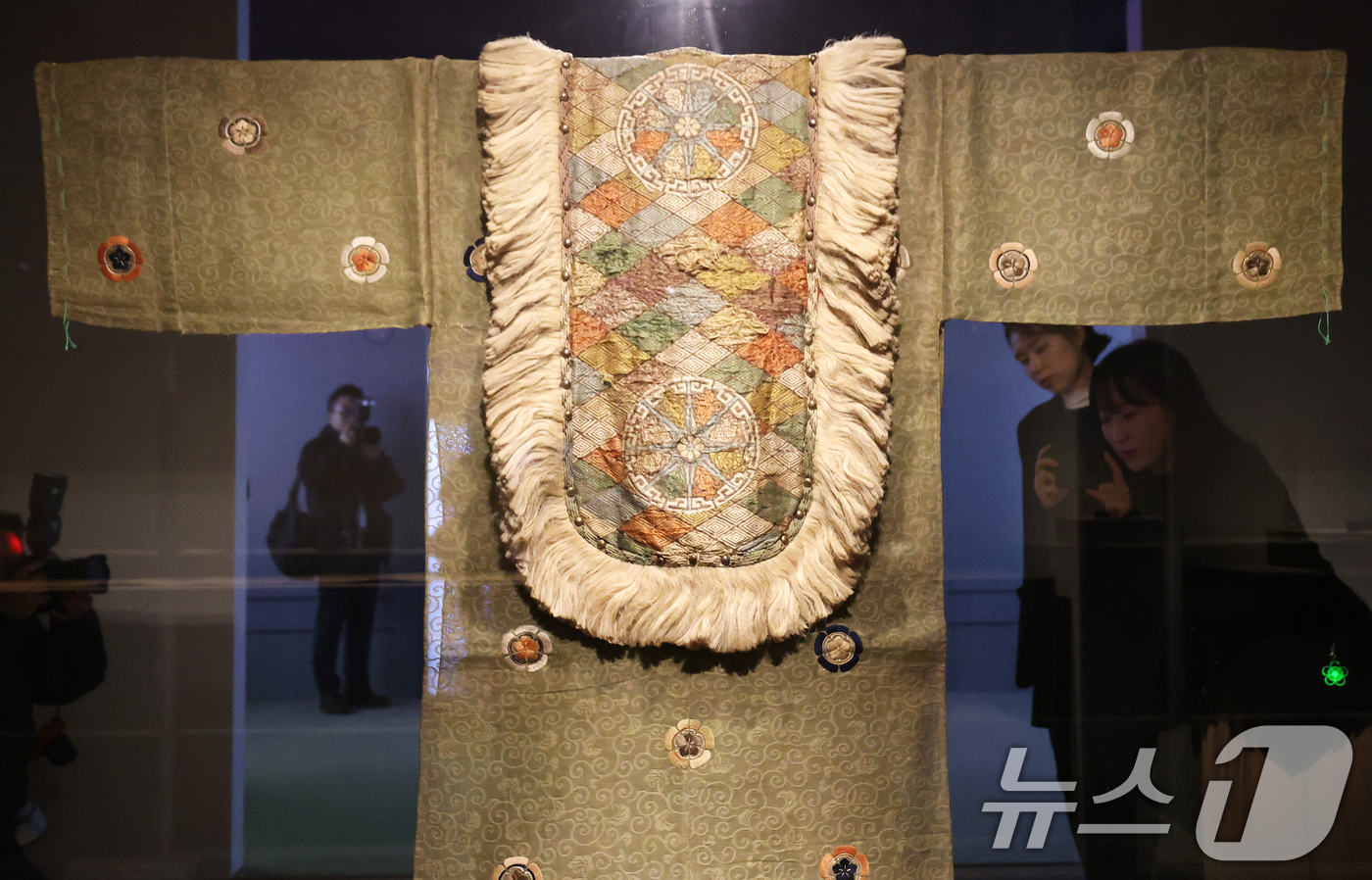 (서울=뉴스1) 오대일 기자 = 17일 서울 종로구 국립고궁박물관에서 열린 '천년을 흘러온 시간: 일본의 궁정문화' 개막 언론공개회에서 방문객들이 일본 궁정 무용 '귀덕'의 복식을 …