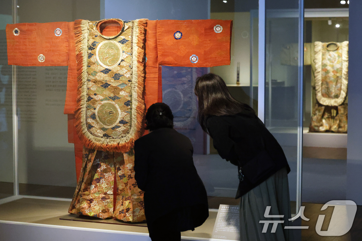 (서울=뉴스1) 오대일 기자 = 17일 서울 종로구 국립고궁박물관에서 열린 '천년을 흘러온 시간: 일본의 궁정문화' 개막 언론공개회에서 방문객들이 일본 궁정 무용 '능왕'의 복식을 …