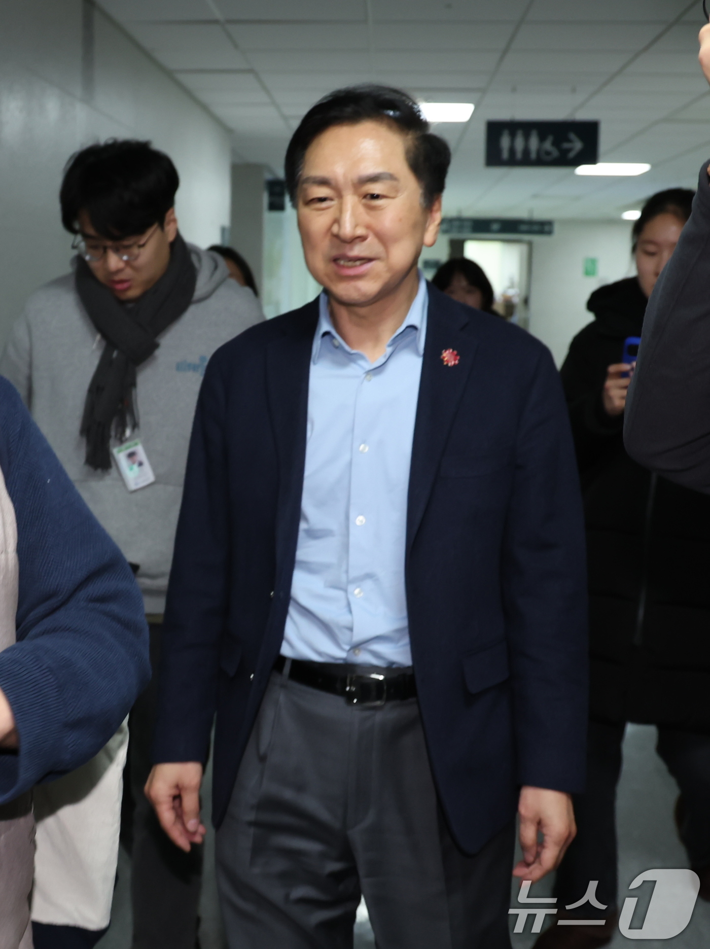 (서울=뉴스1) 장수영 기자 = 김건희특검이 '로저비비에 클러치백 수수 의혹'과 관련해 김기현 의원실과 자택에 대한 압수수색에 착수한 17일 오전 서울 여의도 국회의원회관에서 김기 …