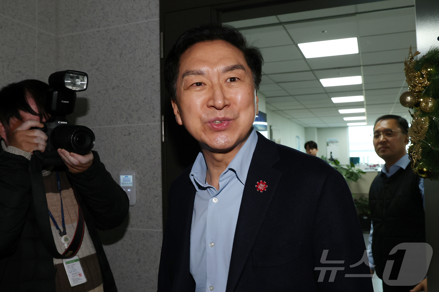 (서울=뉴스1) 장수영 기자 = 김건희특검이 '로저비비에 클러치백 수수 의혹'과 관련해 김기현 의원실과 자택에 대한 압수수색에 착수한 17일 오전 서울 여의도 국회의원회관에서 김기 …