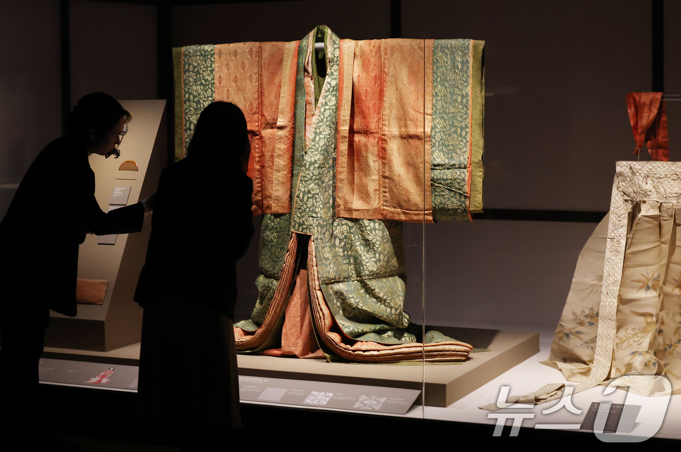 (서울=뉴스1) 오대일 기자 = 17일 서울 종로구 국립고궁박물관에서 열린 '천년을 흘러온 시간: 일본의 궁정문화' 개막 언론공개회에서 방문객들이 에도시대 일본 궁정의 여성 복식을 …