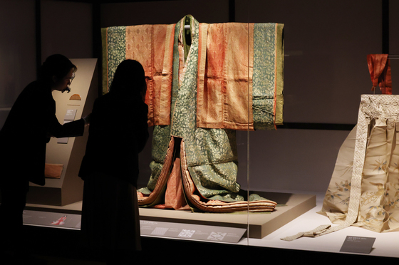 일본 궁정문화 특별전 '천년을 흘러온 시간' 개막…의복·악기·의례 공개