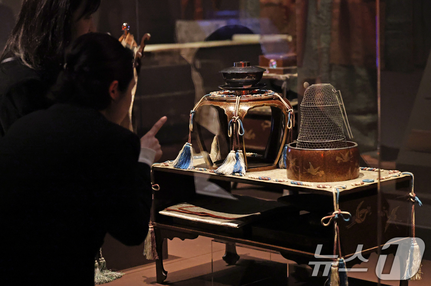 (서울=뉴스1) 오대일 기자 = 17일 서울 종로구 국립고궁박물관에서 열린 '천년을 흘러온 시간: 일본의 궁정문화' 개막 언론공개회에서 방문객들이 에도시대 후비들의 거처인 히교샤에 …