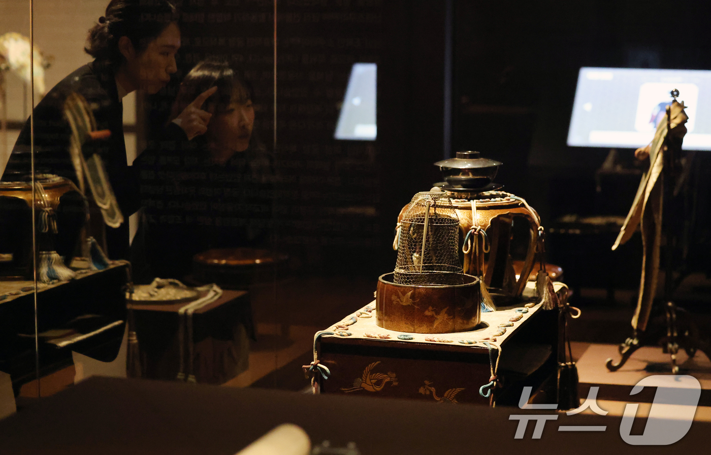 (서울=뉴스1) 오대일 기자 = 17일 서울 종로구 국립고궁박물관에서 열린 '천년을 흘러온 시간: 일본의 궁정문화' 개막 언론공개회에서 방문객들이 에도시대 후비들의 거처인 히교샤에 …