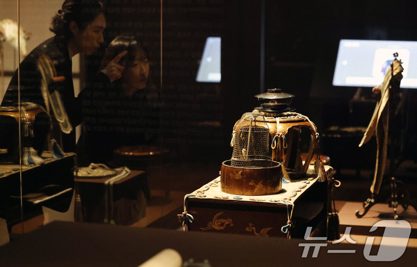 본문 이미지 - 17일 서울 종로구 국립고궁박물관에서 열린 '천년을 흘러온 시간: 일본의 궁정문화' 개막 언론공개회에서 방문객들이 에도시대 후비들의 거처인 히교샤에서 사용하던 가구를 살펴보고 있다. 국립고궁박물관 개관 20주년 및 한일 국교정상화 60주년을 맞아 도쿄국립박물관 소장 일본 궁정문화 유물 39점을 소개하는 이번 전시는 12월 18일부터 2026년 2월 22일까지 65일간 국립고궁박물관 1층 기획전시실에서 진행된다. 2025.12.17/뉴스1 ⓒ News1 오대일 기자
