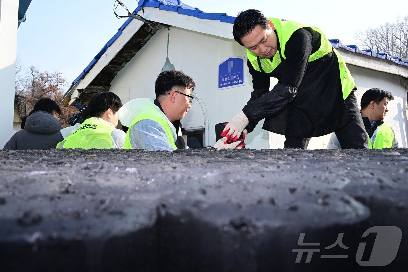 본문 이미지 - 장동혁 국민의힘 대표가 17일 오전 경기 고양시 화전마을에서 따뜻한 겨울나기 연탄 배달 봉사를 하고 있다. (공동취재) 2025.12.17/뉴스1 ⓒ News1 김민지 기자