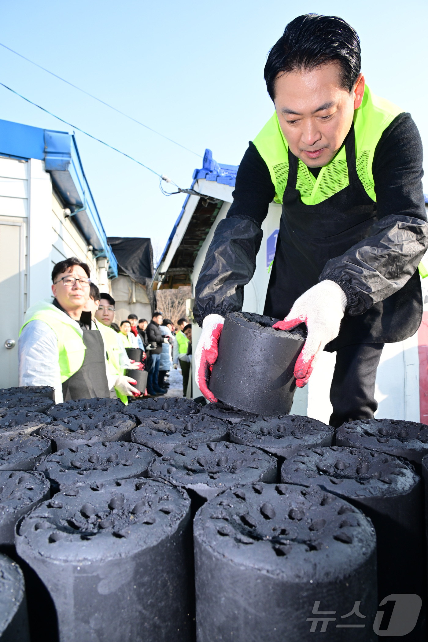(고양=뉴스1) 김민지 기자 = 장동혁 국민의힘 대표가 17일 오전 경기 고양시 화전마을에서 따뜻한 겨울나기 연탄 배달 봉사를 하고 있다. (공동취재) 2025.12.17/뉴스1