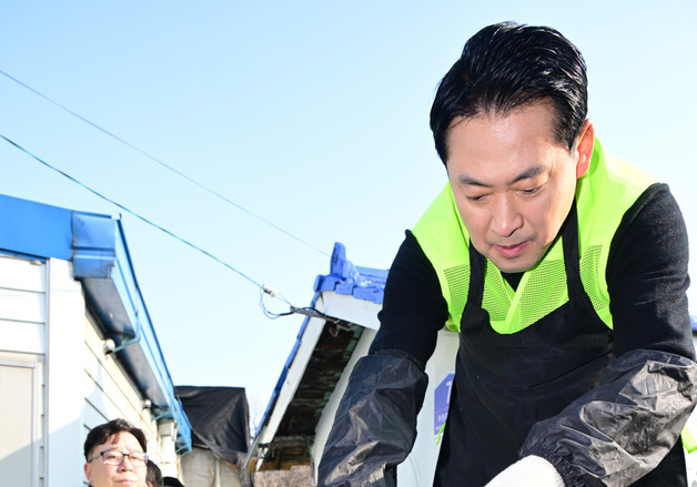 겨울나기 연탄 배달 봉사 하는 장동혁 대표