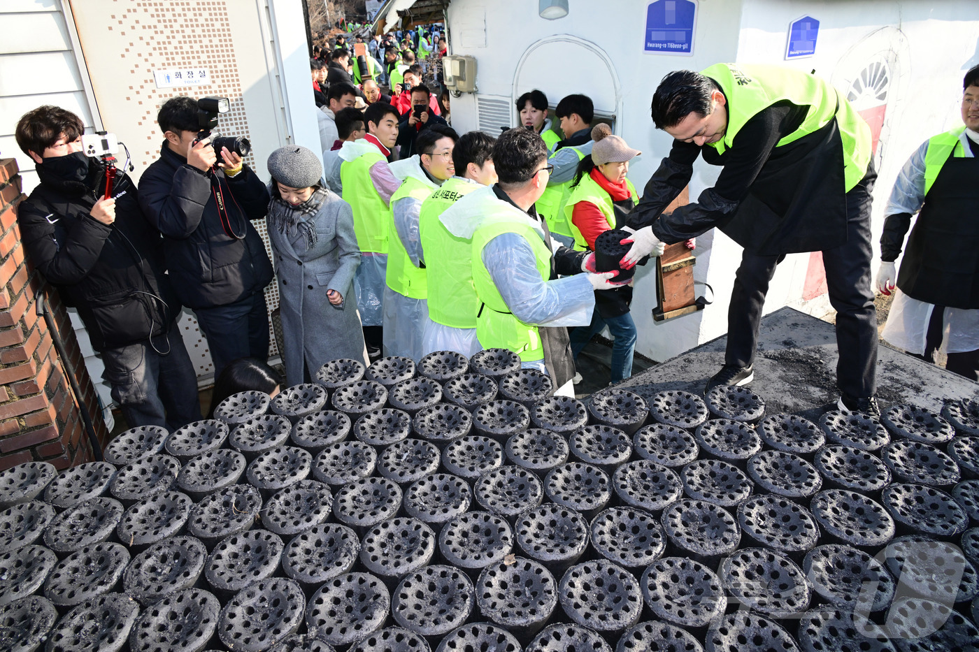 (고양=뉴스1) 김민지 기자 = 장동혁 국민의힘 대표가 17일 오전 경기 고양시 화전마을에서 따뜻한 겨울나기 연탄 배달 봉사를 하고 있다. (공동취재) 2025.12.17/뉴스1