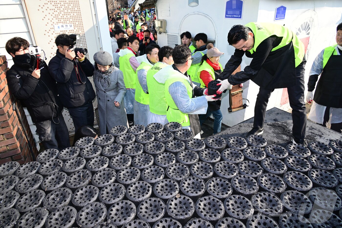 본문 이미지 - 장동혁 국민의힘 대표가 17일 오전 경기 고양시 화전마을에서 따뜻한 겨울나기 연탄 배달 봉사를 하고 있다. (공동취재) 2025.12.17/뉴스1 ⓒ News1 김민지 기자