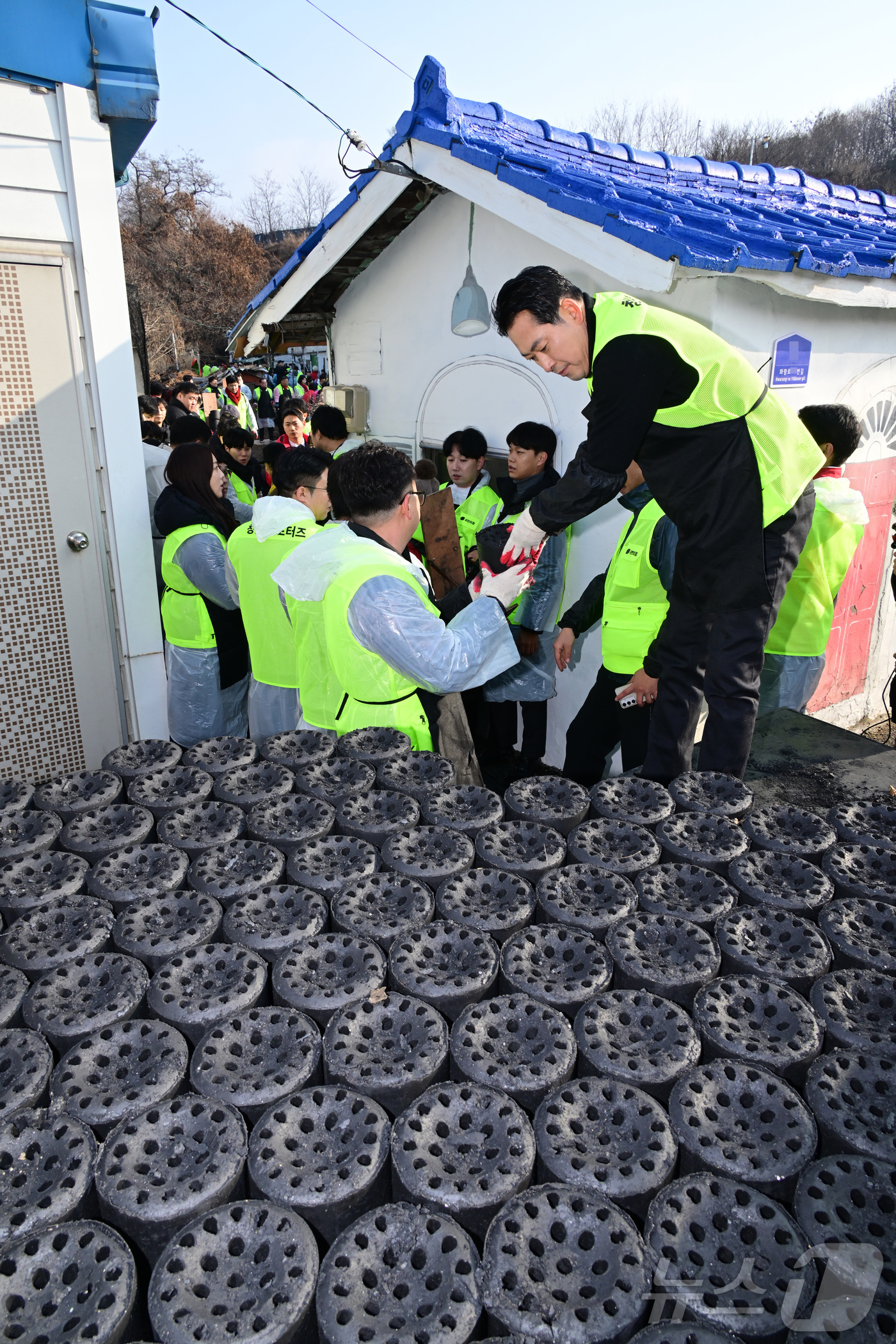 (고양=뉴스1) 김민지 기자 = 장동혁 국민의힘 대표가 17일 오전 경기 고양시 화전마을에서 따뜻한 겨울나기 연탄 배달 봉사를 하고 있다. (공동취재) 2025.12.17/뉴스1