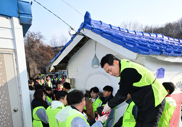 겨울나기 연탄 배달 봉사 하는 장동혁 대표
