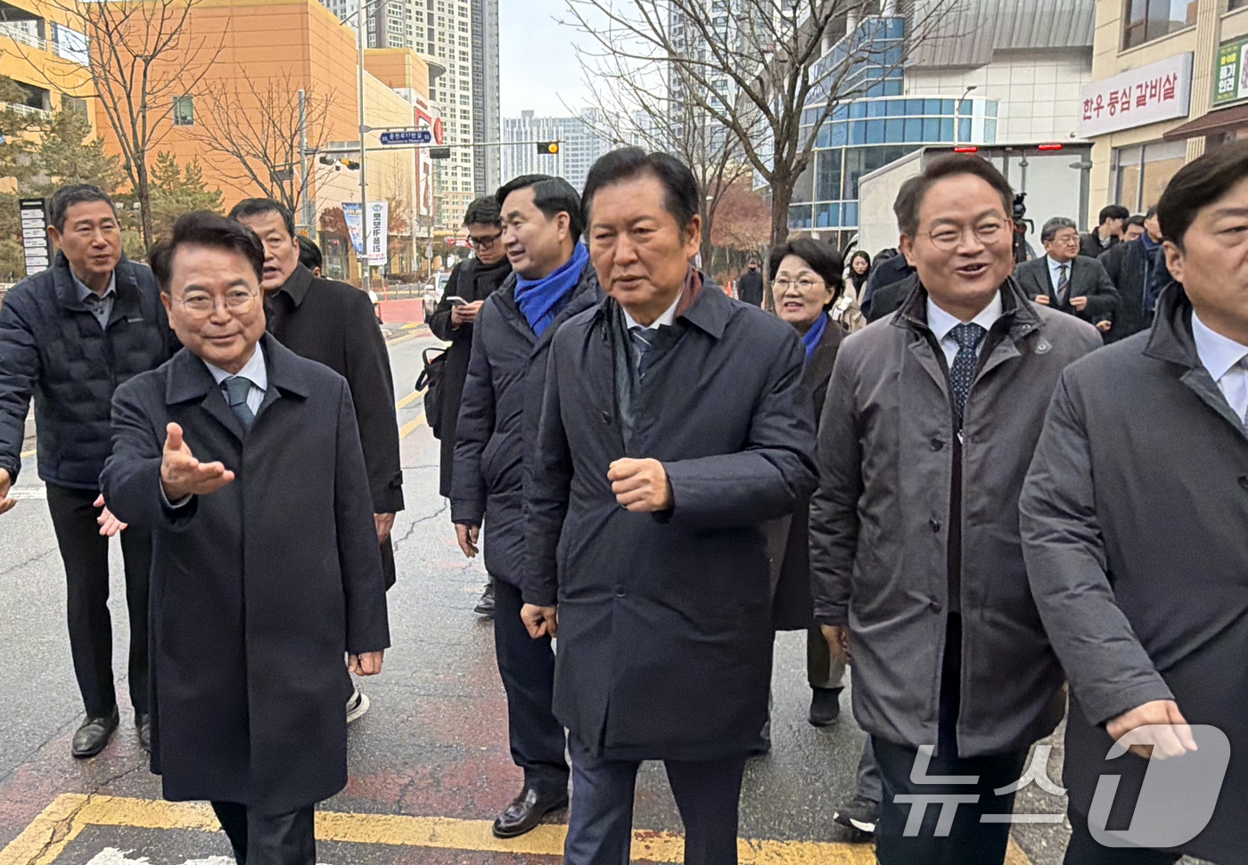 (서울=뉴스1) 한귀섭 기자 = 정청래 더불어민주당 대표와 육동한 춘천시장 등이 17일 강원 춘천 온의동 풍물시장을 방문하고있다. 2025.12.17/뉴스1