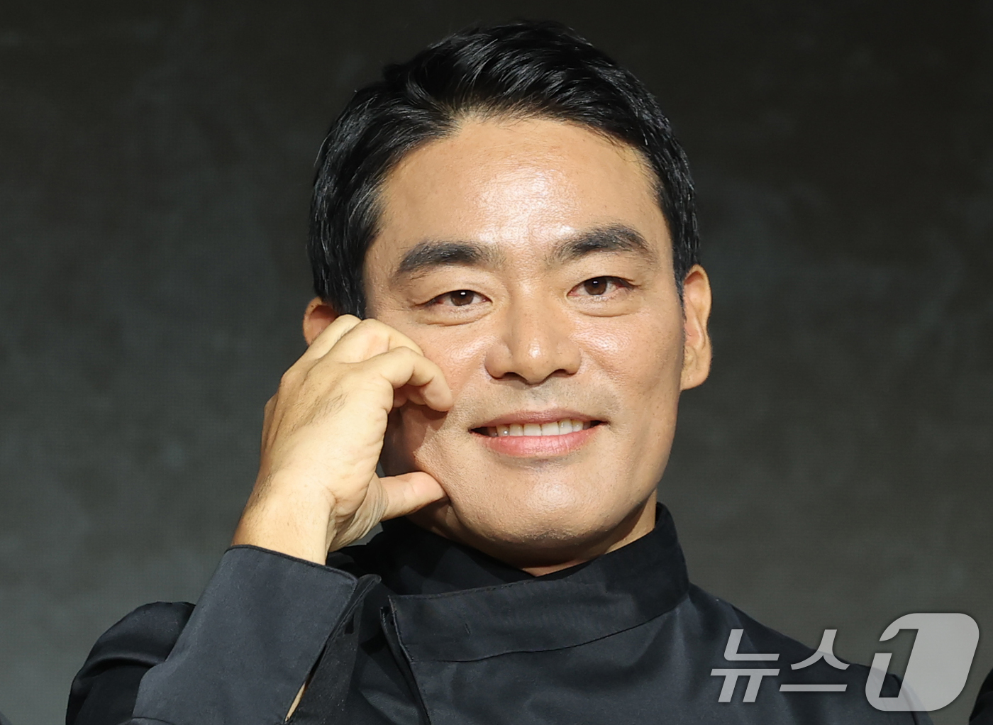 (서울=뉴스1) 권현진 기자 = 셰프 프렌치 파파가 17일 오전 서울 종로구 JW메리어트동대문스퀘어에서 열린 넷플릭스 예능 '흑백요리사: 요리 계급 전쟁2'(이하 '흑백요리사2') …