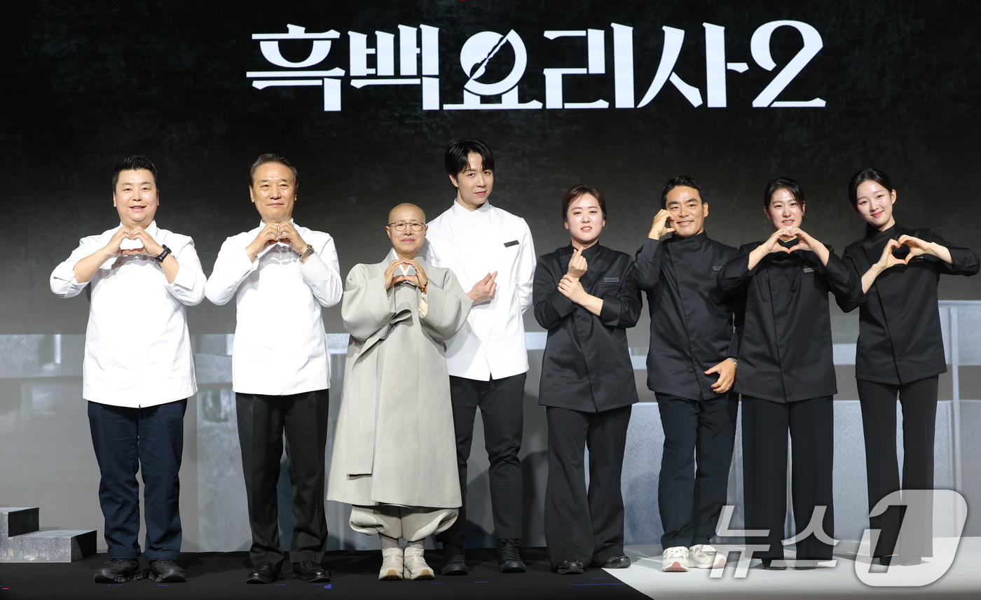 (서울=뉴스1) 권현진 기자 = 셰프 정호영(왼쪽부터)과 후덕죽, 선재스님, 손종원, 술빚는 윤주모, 프렌치 파파, 중식마녀, 아기 맹수가 17일 오전 서울 종로구 JW메리어트동대 …