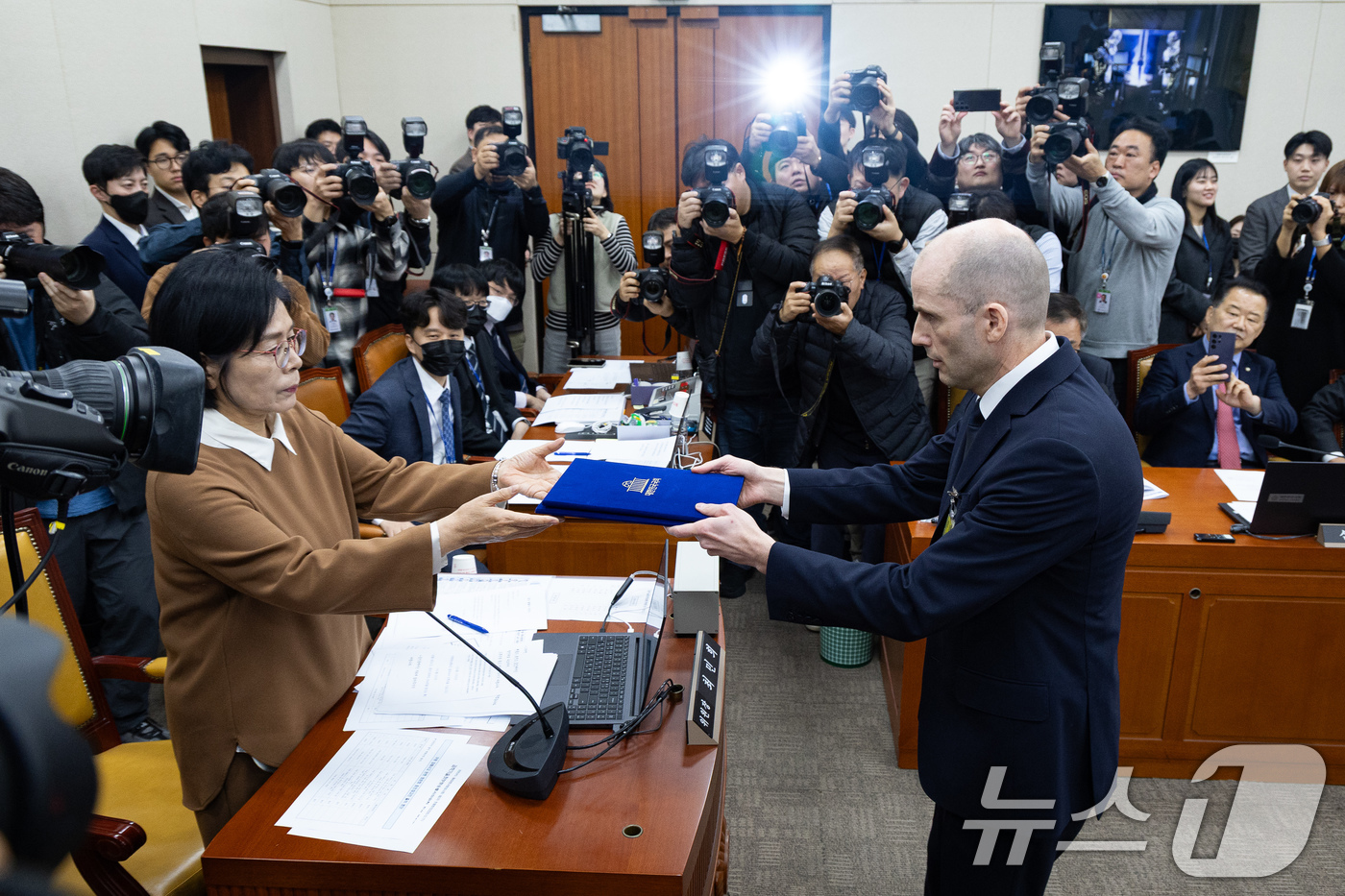 (서울=뉴스1) 유승관 기자 = 해롤드 로저스 쿠팡 임시 대표가 17일 서울 여의도 국회 과학기술정보방송통신위원회에서 열린 쿠팡 개인정보 유출 사고 관련 청문회에서 증인 선서를 마 …