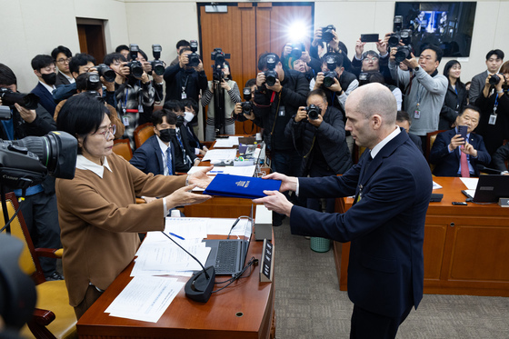 청문회 선서문 전달하는 해롤드 로저스 쿠팡 임시대표