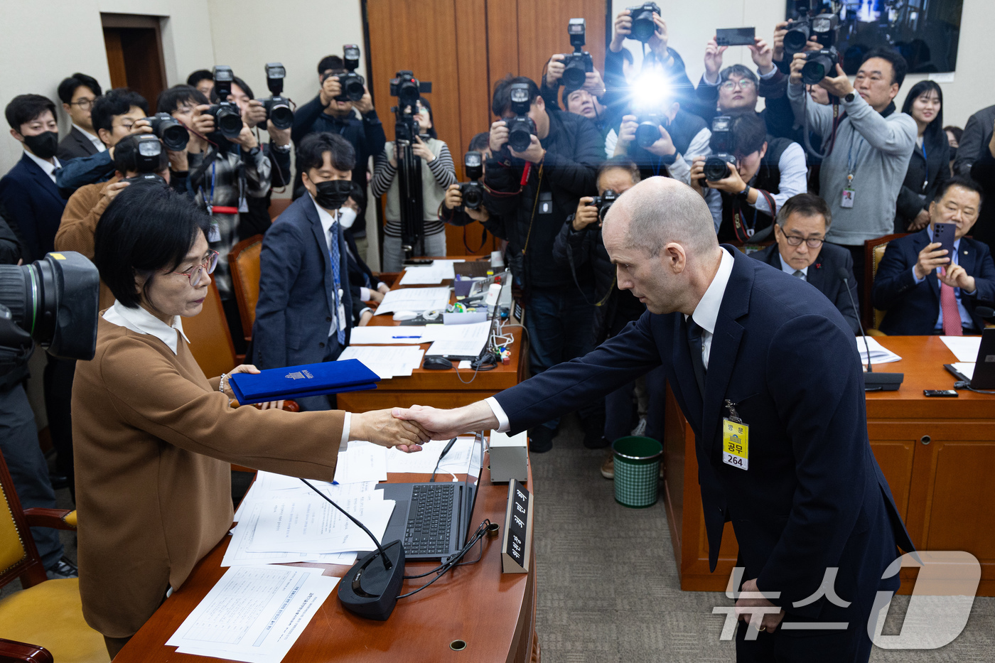 (서울=뉴스1) 유승관 기자 = 해롤드 로저스 쿠팡 임시 대표가 17일 서울 여의도 국회 과학기술정보방송통신위원회에서 열린 쿠팡 개인정보 유출 사고 관련 청문회에서 최민희 과방위원 …