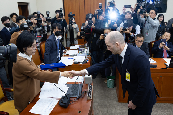 최민희 과방위원장과 악수하는 해롤드 로저스 쿠팡 임시대표