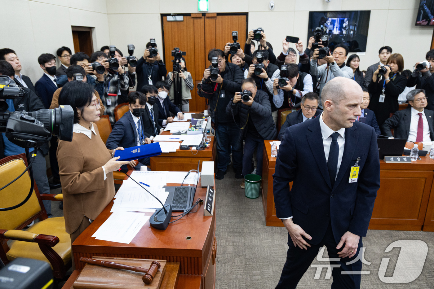 (서울=뉴스1) 유승관 기자 = 해롤드 로저스 쿠팡 임시 대표가 17일 서울 여의도 국회 과학기술정보방송통신위원회에서 열린 쿠팡 개인정보 유출 사고 관련 청문회에서 최민희 과방위원 …