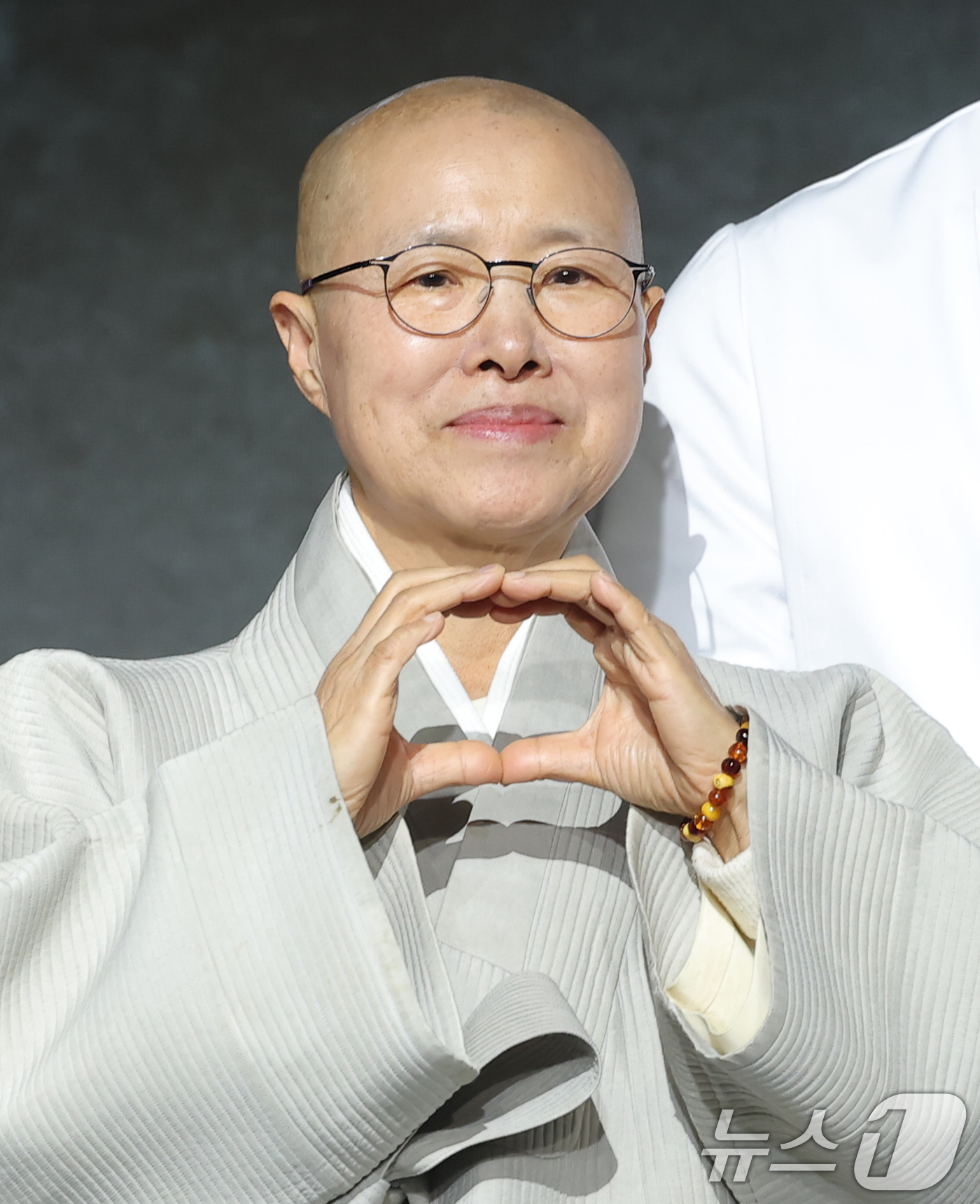 (서울=뉴스1) 권현진 기자 = 선재스님이 17일 오전 서울 종로구 JW메리어트동대문스퀘어에서 열린 넷플릭스 예능 '흑백요리사: 요리 계급 전쟁2'(이하 '흑백요리사2') 제작발표 …