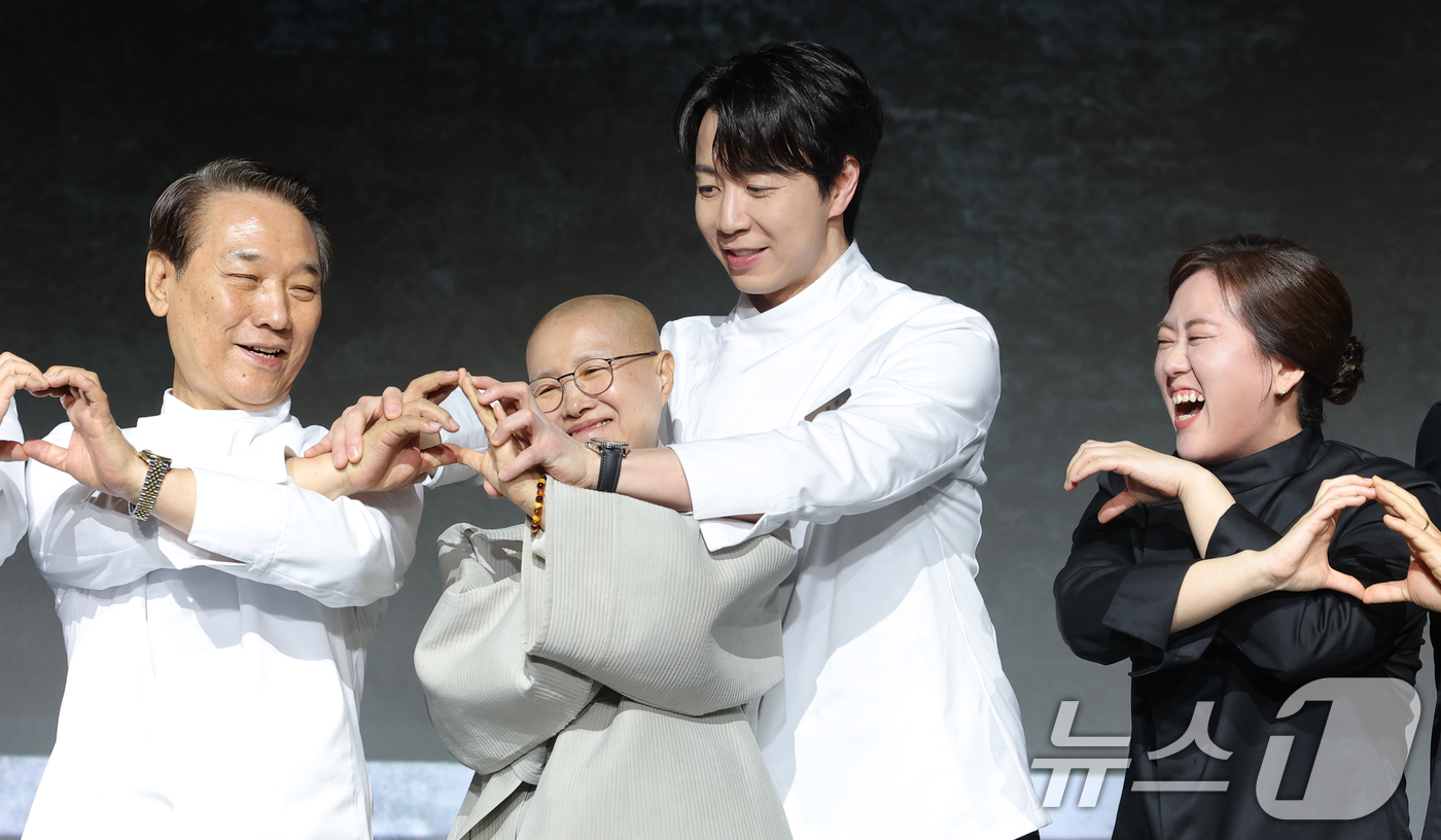 (서울=뉴스1) 권현진 기자 = 셰프 후덕죽(왼쪽부터)과 선재스님, 손종원, 술빚는 윤주모가 17일 오전 서울 종로구 JW메리어트동대문스퀘어에서 열린 넷플릭스 예능 '흑백요리사: …
