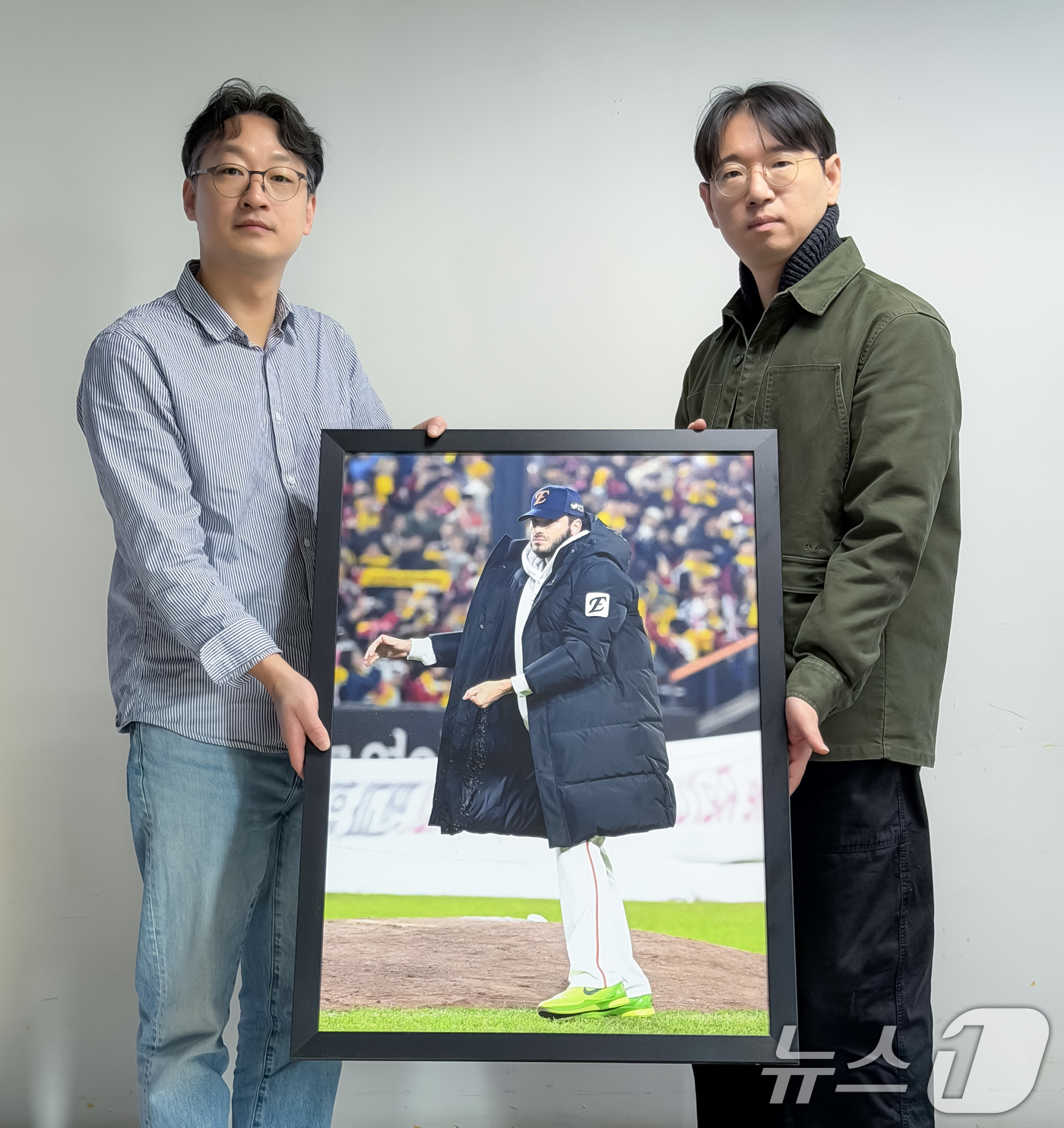 (서울=뉴스1) = 한국스포츠사진기자회 지형준 회장(오른쪽)과 '2025 올해의 야구 보도사진상'을 촬영한 OSEN 이대선 기자가 수상작과 함께 포즈를 취하고 있다.스포츠사진기자회 …