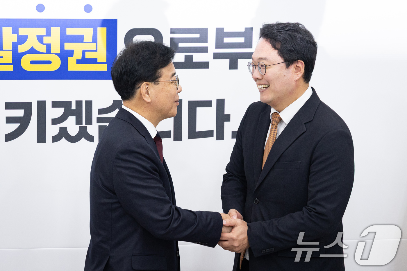 (서울=뉴스1) 유승관 기자 = 국민의힘 송언석, 개혁신당 천하람 원내대표가 17일 서울 여의도 국회에서 만나 기념 촬영을 하고 있다. 2025.12.17/뉴스1