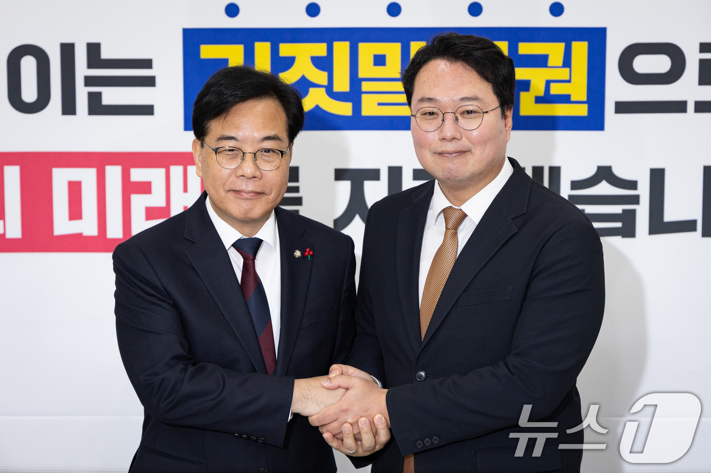 (서울=뉴스1) 유승관 기자 = 국민의힘 송언석, 개혁신당 천하람 원내대표가 17일 서울 여의도 국회에서 만나 손을 맞잡고 있다. 2025.12.17/뉴스1