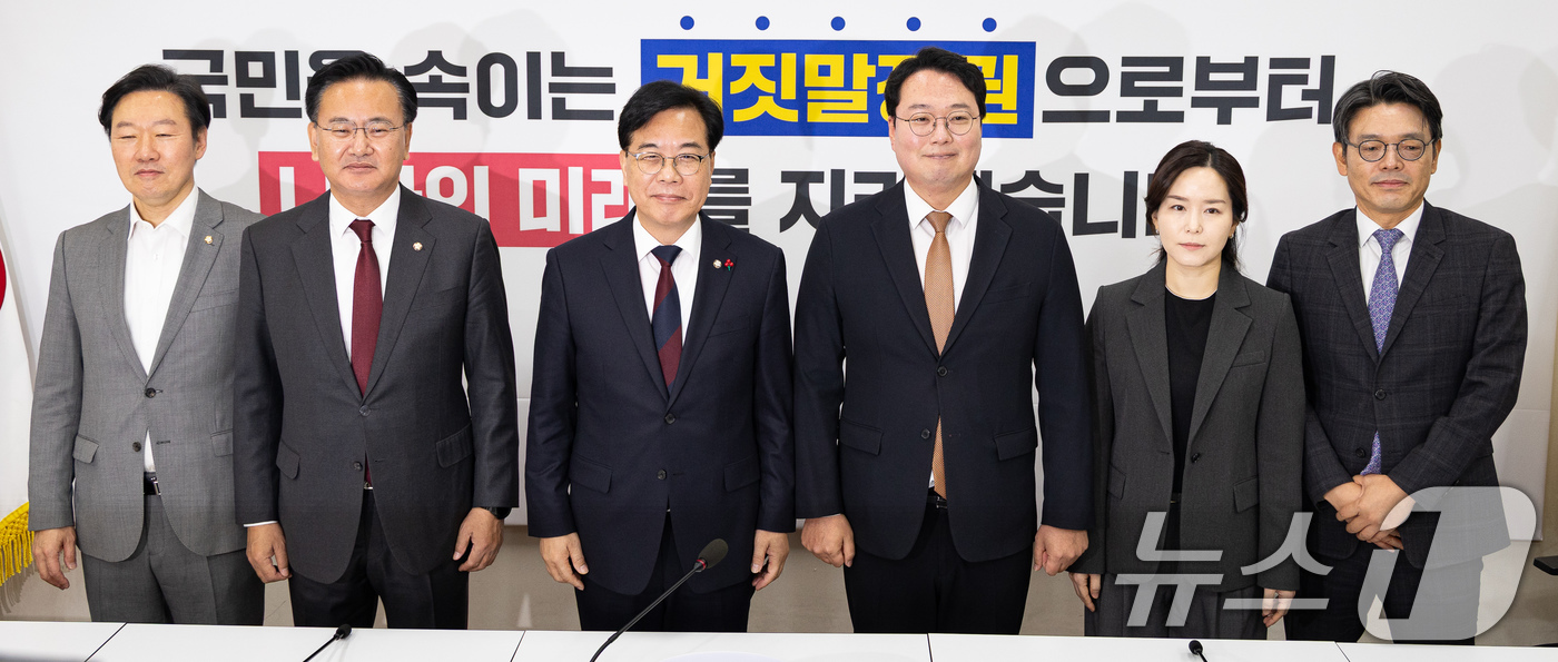 (서울=뉴스1) 유승관 기자 = 국민의힘 송언석, 개혁신당 천하람 원내대표가 17일 서울 여의도 국회에서 만나 기념 촬영을 하고 있다.왼쪽부터 국민의힘 박수민 원내대표 비서실장, …