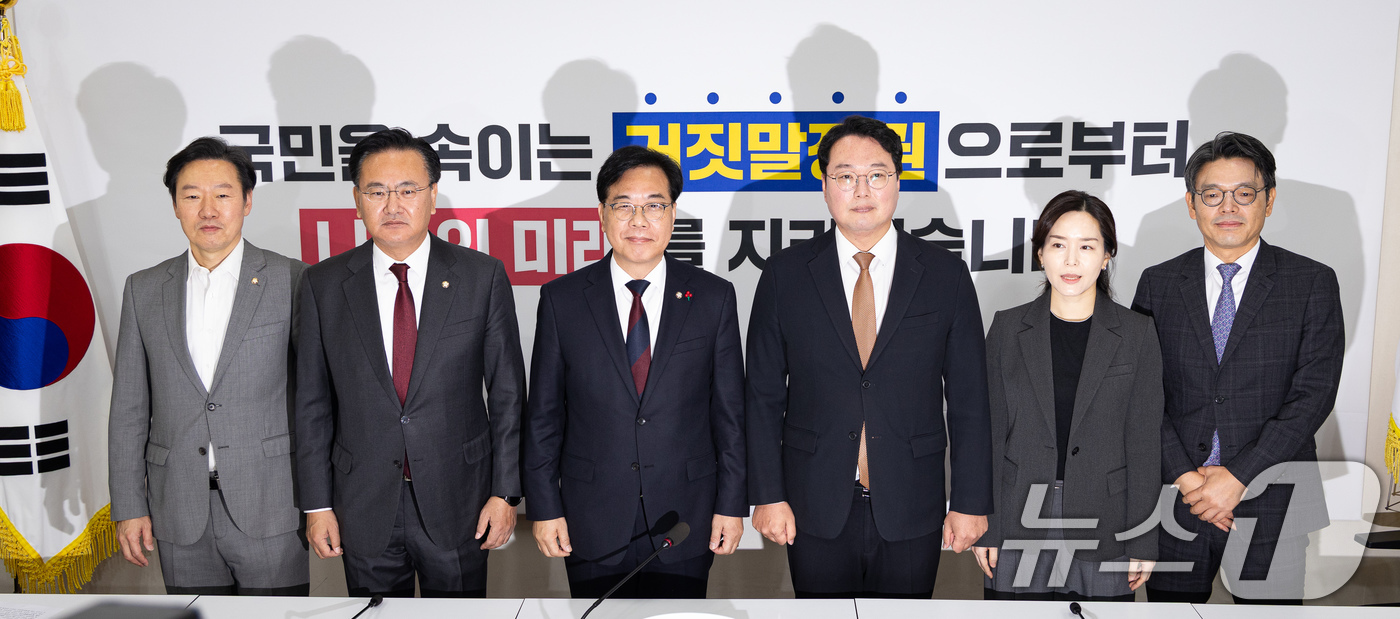 (서울=뉴스1) 유승관 기자 = 국민의힘 송언석, 개혁신당 천하람 원내대표가 17일 서울 여의도 국회에서 만나 기념 촬영을 하고 있다.왼쪽부터 국민의힘 박수민 원내대표 비서실장, …