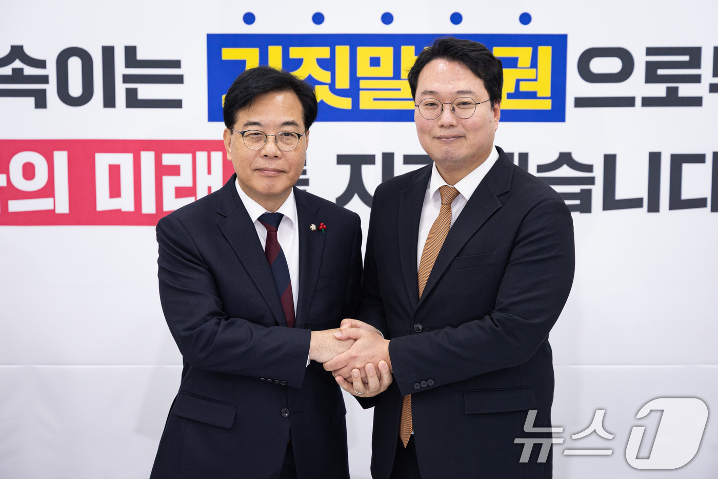 (서울=뉴스1) 유승관 기자 = 국민의힘 송언석, 개혁신당 천하람 원내대표가 17일 서울 여의도 국회에서 만나 손을 맞잡고 있다. 2025.12.17/뉴스1