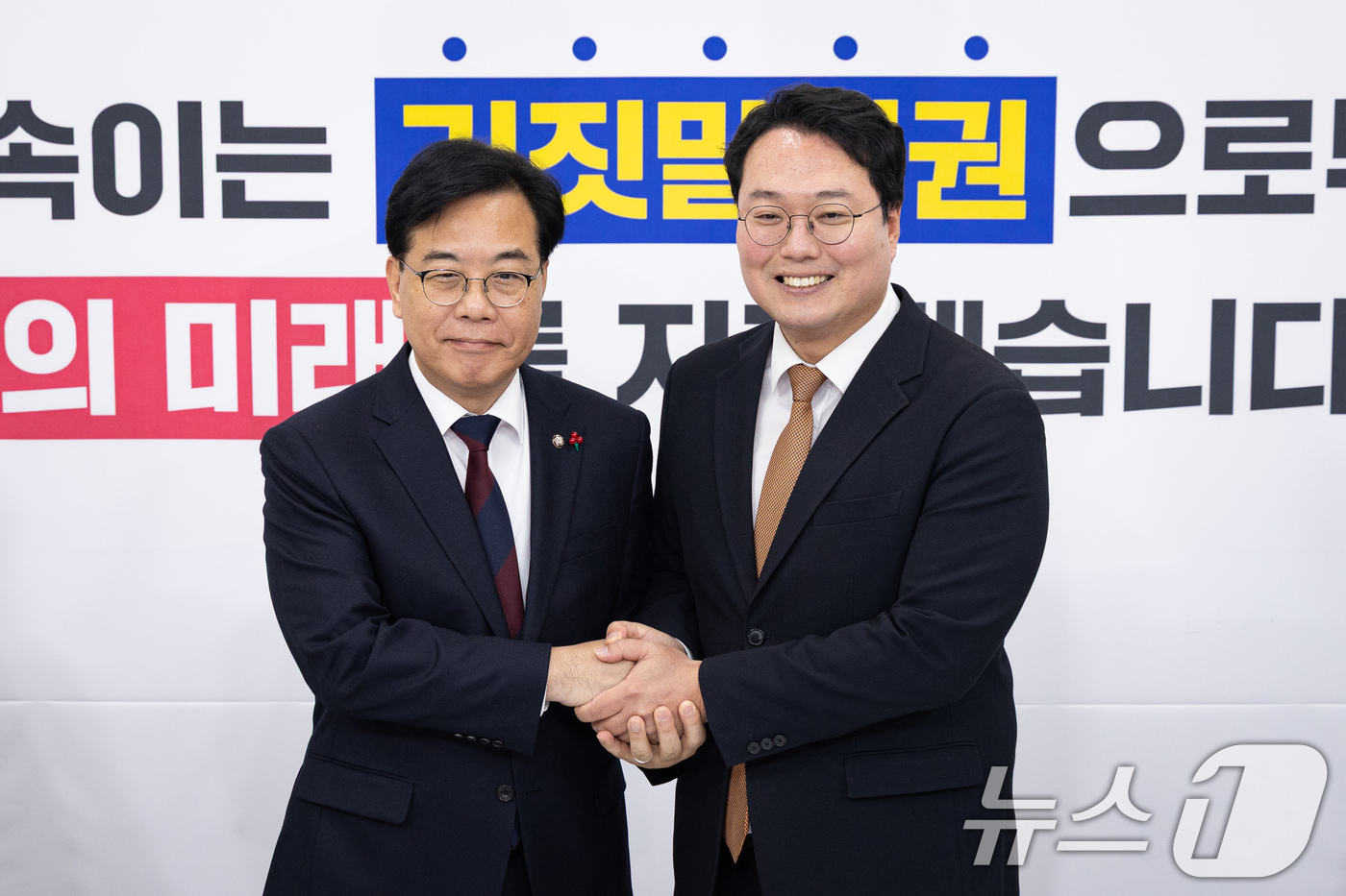 (서울=뉴스1) 유승관 기자 = 국민의힘 송언석, 개혁신당 천하람 원내대표가 17일 서울 여의도 국회에서 만나 손을 맞잡고 있다. 2025.12.17/뉴스1